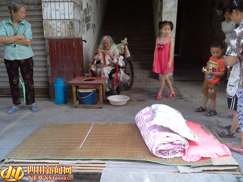 cụ bà 93 tuổi phải sống ngoài đường vì 2 con trai bất hiếu