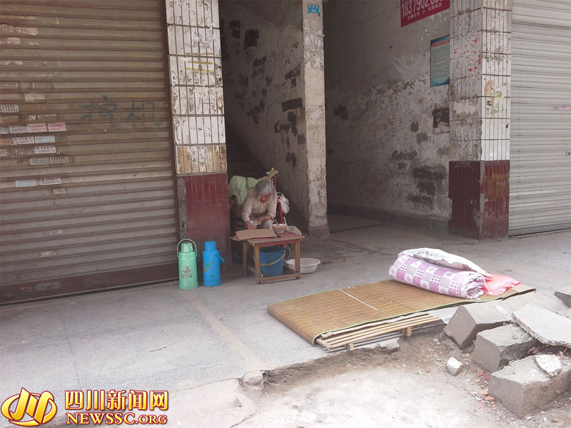 cụ bà 93 tuổi phải sống ngoài đường vì 2 con trai bất hiếu