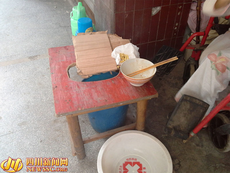 cụ bà 93 tuổi phải sống ngoài đường vì 2 con trai bất hiếu