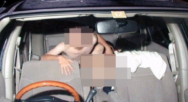 Cô giáo sex điên cuồng với học sinh trong xe hơi
