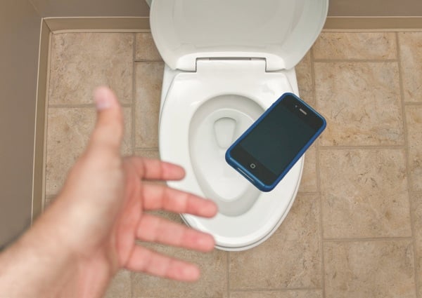 Việc vừa sạc vừa sử dụng là thói quen rất tai hại nhưng lại vô cùng phổ biến