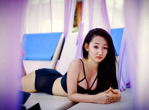 Hotgirl bán báo ngại ngùng lần đầu chụp ảnh bikini