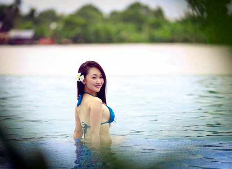 Hotgirl bán báo ngại ngùng lần đầu chụp ảnh bikini