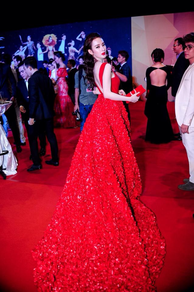angela phương trinh thời trang vạch váy cho người xem lưng