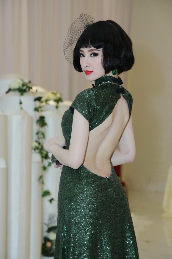 angela phương trinh thời trang vạch váy cho người xem lưng