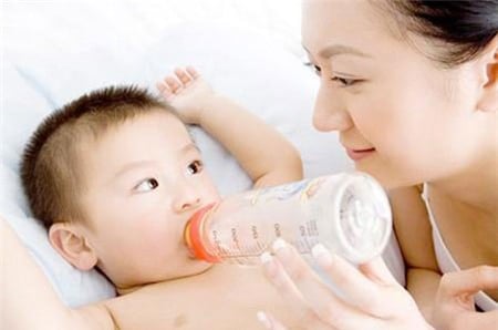 Nuôi con, làm mẹ, dinh dưỡng, chăm con,chăm trẻ nhỏ, sữa, sữa cho trẻ nhỏ, pha sữa, cách pha sữa, cách chăm con