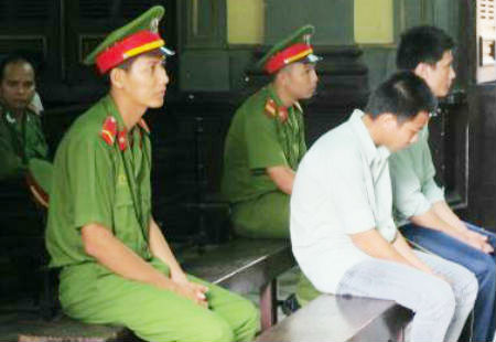 Hai bị cáo tại phiên tòa xét xử