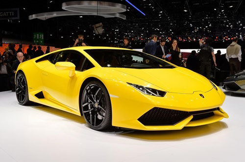 Ở Việt Nam hiện có 2 siêu xe Lamborghini Aventador LP700-4 màu vàng và màu cam.