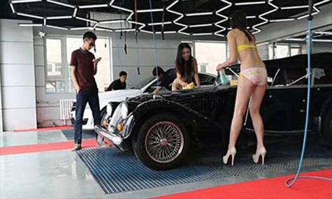 Chân dài mặc bikini rửa xe sang