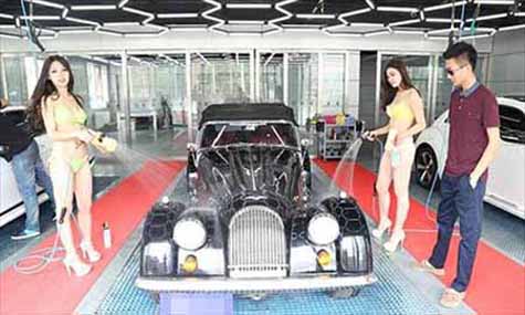 Chân dài mặc bikini rửa xe sang
