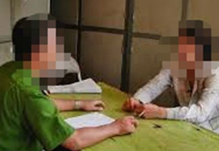 Đang lấy lời khai đối tượng bất ngờ đánh Công an (ảnh minh họa)
