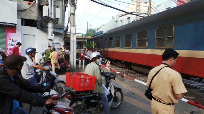 lao vào tàu hỏa tự tử