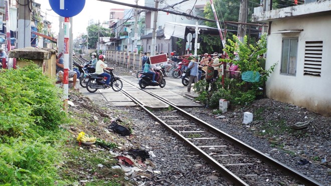 lao vào tàu hỏa tự tử