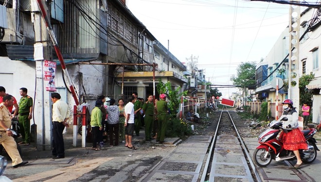 lao vào tàu hỏa tự tử