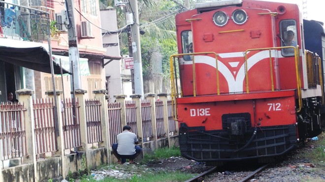 lao vào tàu hỏa tự tử