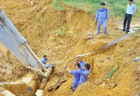 Hiện trường vỡ đường ống nước sông đà