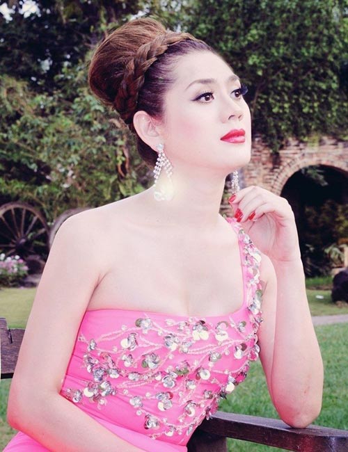 cô thường xuyên áp dụng mặt nạ sữa tươi cùng nước cam ép