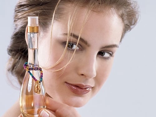 Xịt nước hoa lên quần áo hay vùng cổ áo cũng là cách để lưu giữ hương nước hoa của bạn lâu nhất.