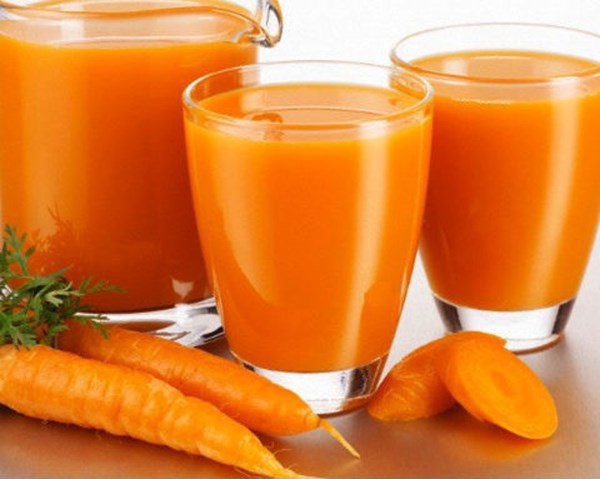 nước ép củ cải sẽ giúp giảm dần tình trạng môi thâm để làn môi sáng và hồng hào hơn.