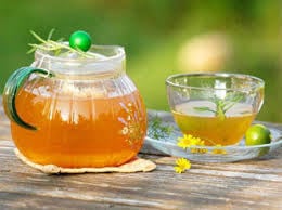 bổ đôi quả cà chua rồi chà nhẹ lên mặt.