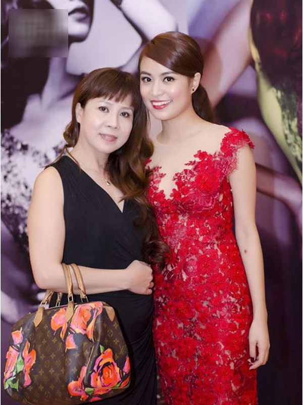 hoàng thùy linh và mẹ