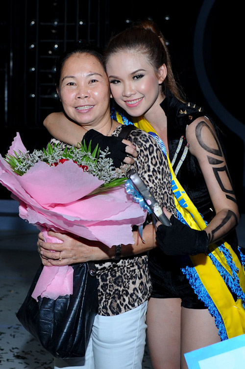 Khởi My và mẹ