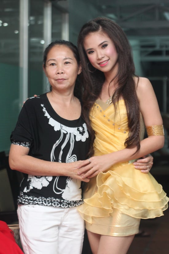 Khởi My và mẹ