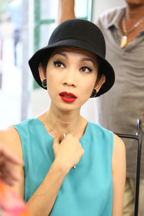Hồ Ngọc Hà makeup mắt tự nhiên hết cỡ khi tô son đỏ.