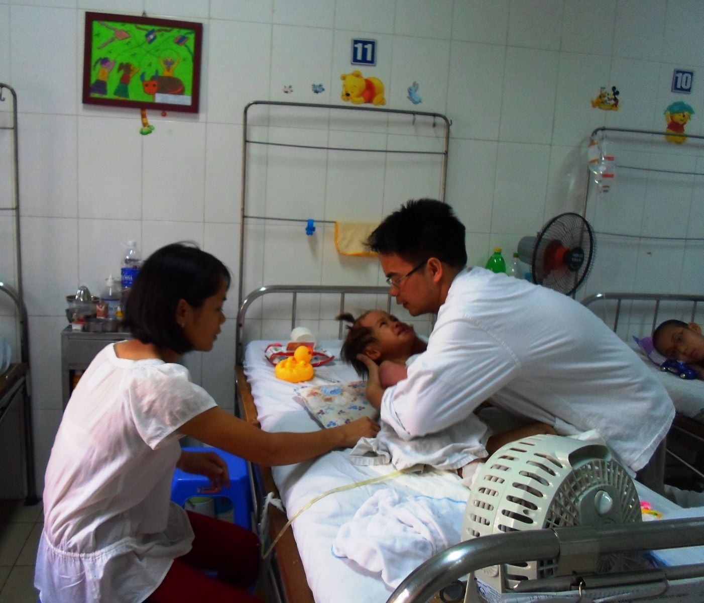 Cháu bé bị xe tải cán qua người vẫn nói con không sao