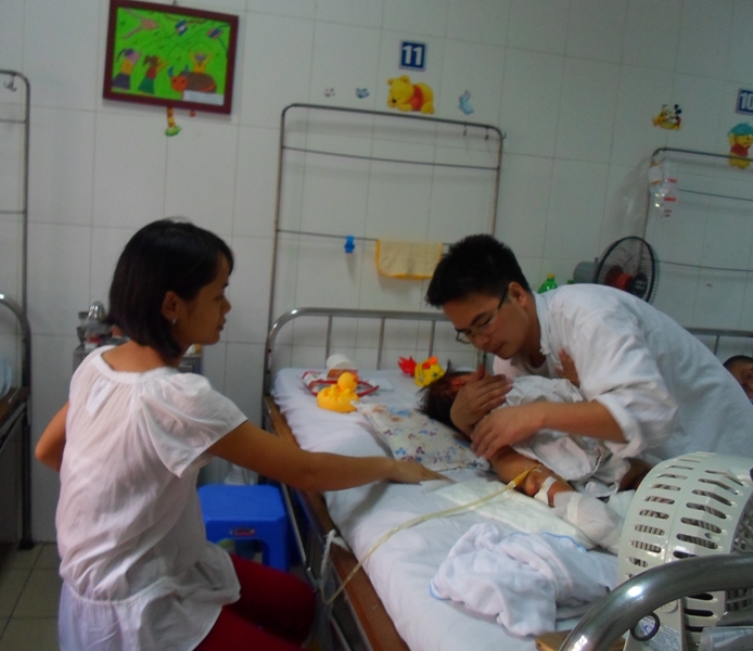 Cháu bé bị xe tải cán qua người vẫn nói con không sao