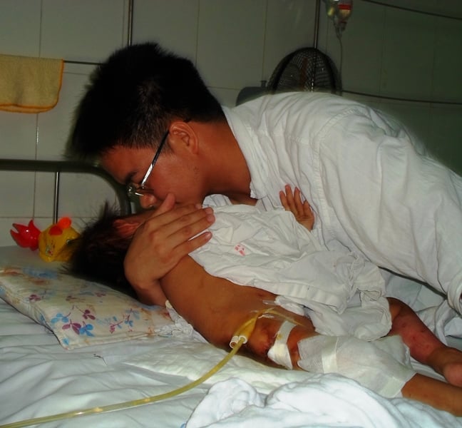 Cháu bé bị xe tải cán qua người vẫn nói con không sao
