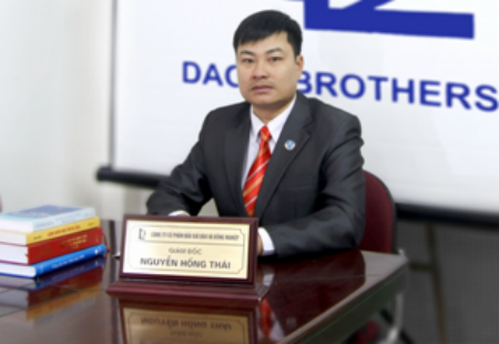 Luật sư Thái trao đổi với phóng viên