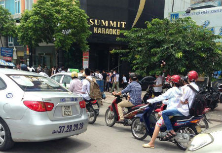 Rất đông người dân vây quanh hiện trường vụ việc