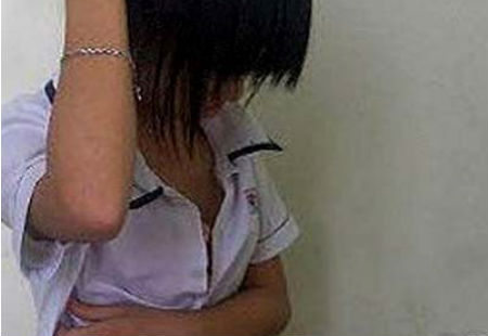 Bé gái thiếu hiểu biết tự nguyện quan hệ với bạn trai (ảnh minh họa)