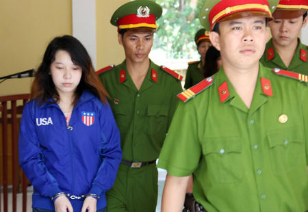 Sau phiên tòa xét xử bị cáo Xuyến bị dẫn giải