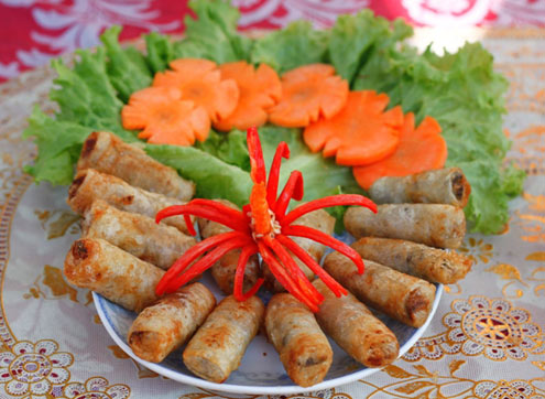 Phụ nữ, làm mẹ, nuôi con, chăm con, nấu ăn, món ngon, ẩm thực, nem, rán nem, vào bếp, vợ đảm