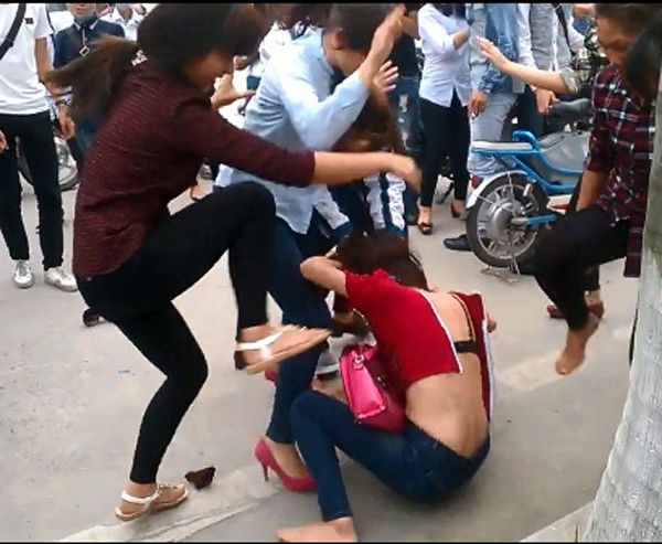 Nhóm thiếu nữ giải quyết mâu thẫu 