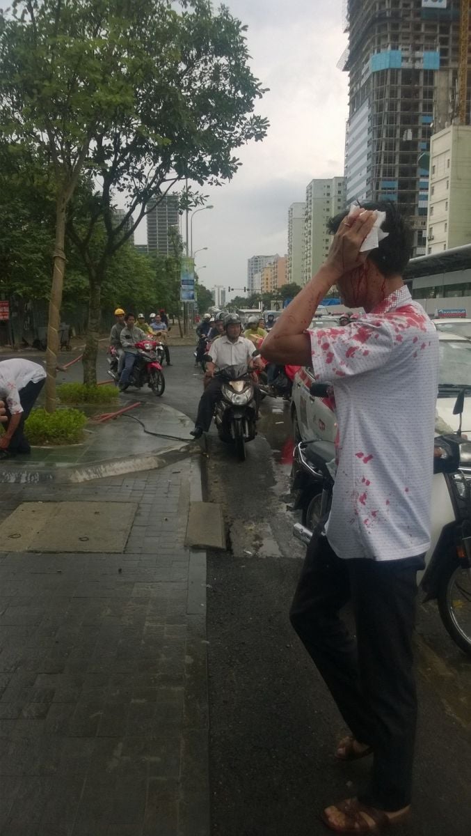Nạn nhân ôm đầu sau vụ ẩu đả