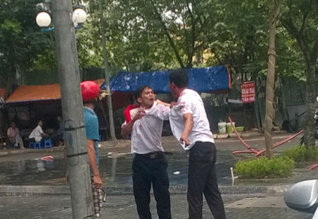 Hai tài xế taxi lao vào ẩu đả khiến giao thông tê liệt