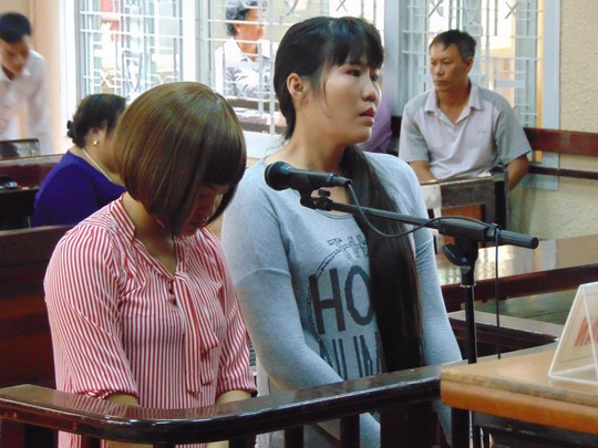 Bị cáo Hương (trái) và bị cáo Anh (phải) tại phiên tòa xét xử