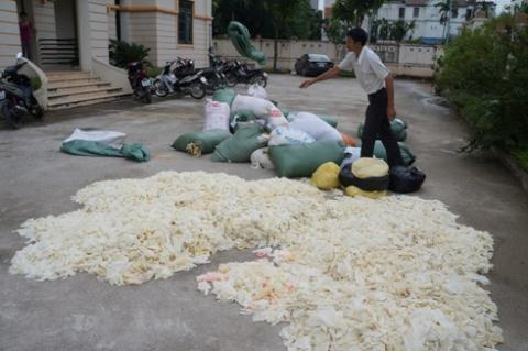 găng tay y tế dính máu