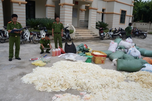 găng tay y tế dính máu