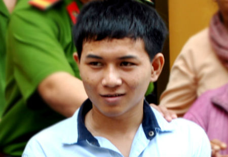 Đứa cháu vô đạo nở nụ cười với người thân khi đến tòa