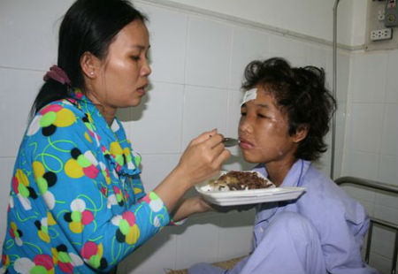 Hào Anh bên bàn tay ấm áp của người mẹ