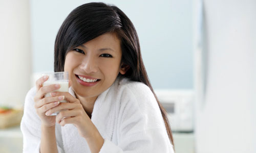 Tránh mụn trứng cá khi thức khuya