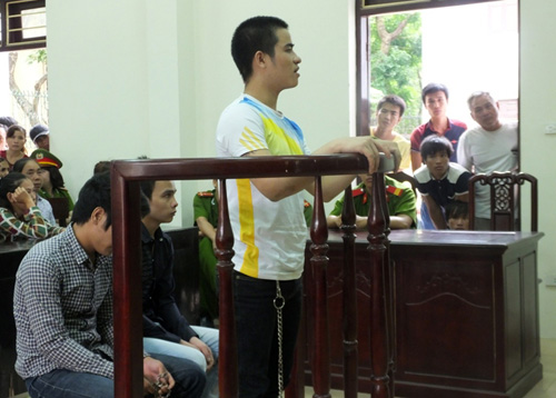 Một kẻ lỡ miệng, cả nhóm đi tù vì bại lộ chuyện hiếp dâm tập thể