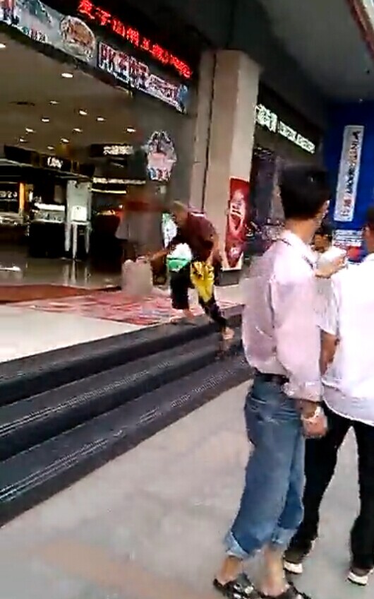 hotboy đánh cụ già ăn xin