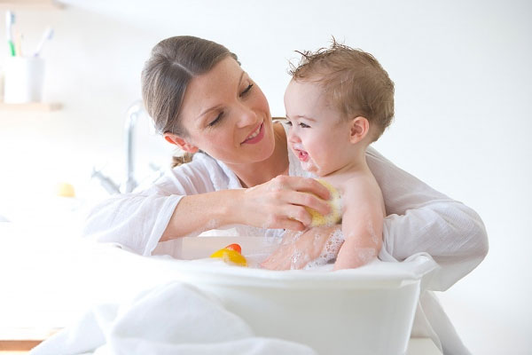 Phụ nữ, chăm sóc trẻ nhỏ, chăm sóc trẻ sơ sinh, nuôi con, làm mẹ, chăm con, hôn nhân, Shbet111 slot, casino, thể thao, xổ số, tình yêu, làm vợ, làm dâu, tắm cho trẻ, bảo vệ Mừng SHBET phiên bản mới 2025 trẻ nhỏ, tắm đúng cách cho trẻ