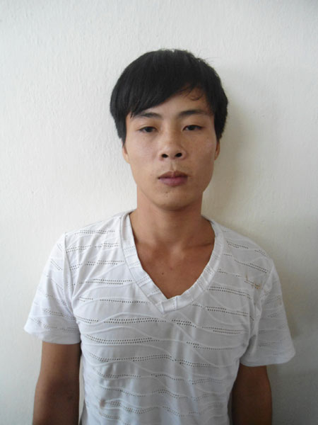 hung thủ dí dao vào cổ con tin uy hiếp Công an