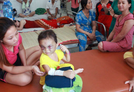 Bé Ngân bên cạnh những người hàng xóm tốt bụng tại bệnh viện